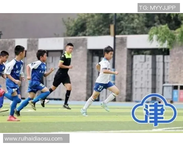 21岁足球新星横空出世引爆绿茵赛场掀起青春风暴 21岁足球新星横空出世引爆绿茵赛场掀起青春风暴